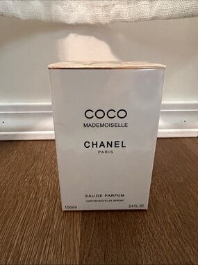 CHANEL Coco Mademoiselle White and Black Box
